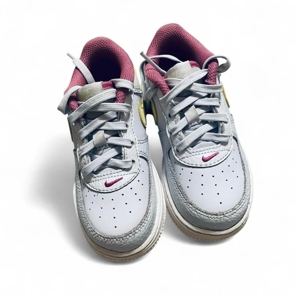 Nike Blue and Pink Sneakers Stylish Design